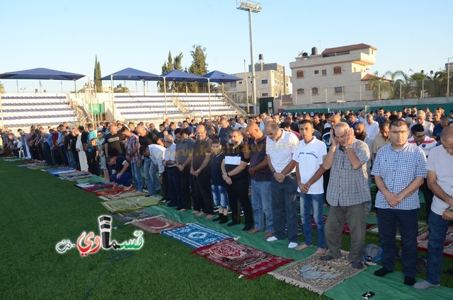  كفرقاسم - فيديو : جموع المصلين يؤدون صلاة عيد الفطر السعيد في المصلى  .. وساحة المصلى والمصلين اشتاقوا لكلمات المؤسس الشيخ عبدالله  الندية ..  